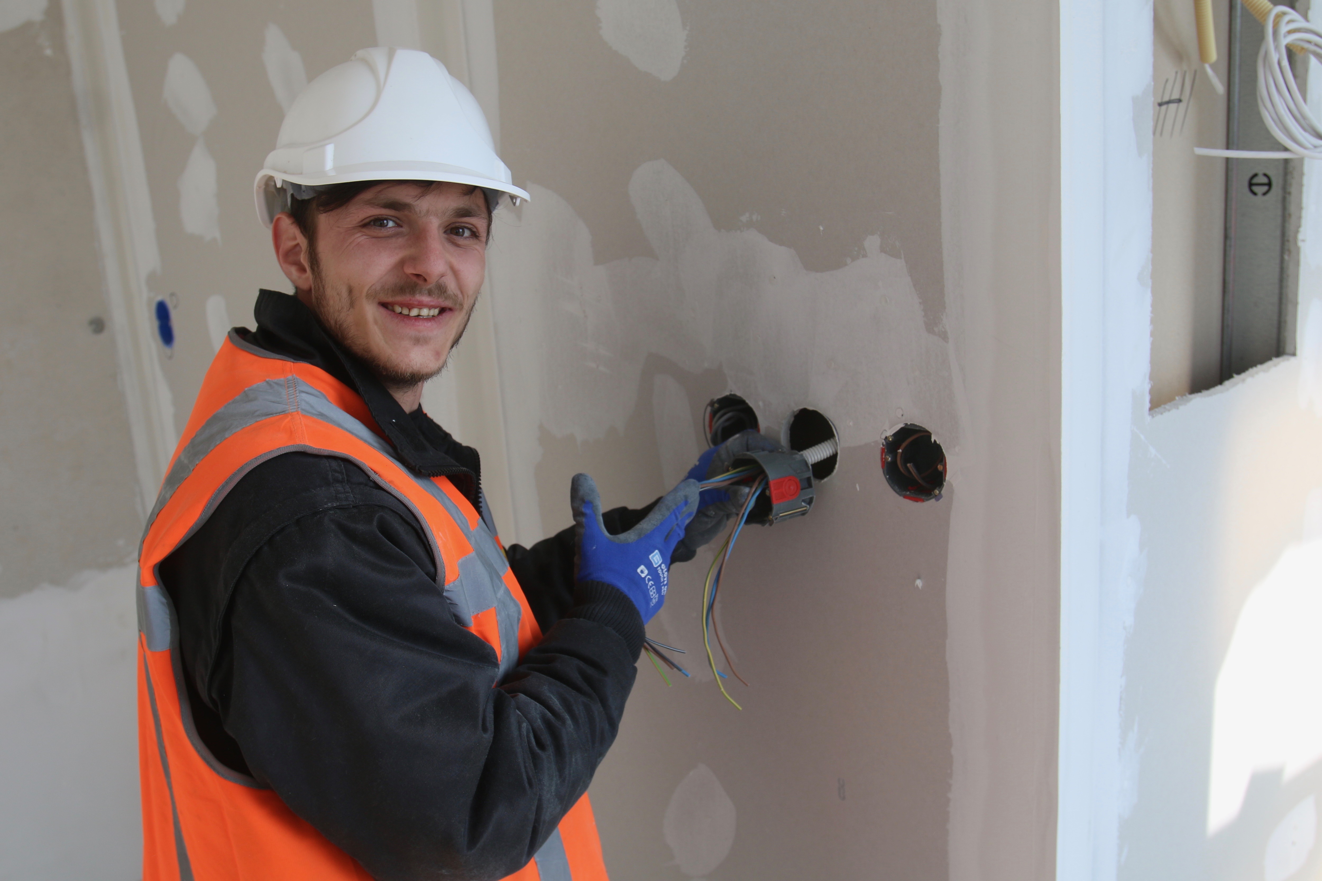 Building electrician Siemens Working for TecLine