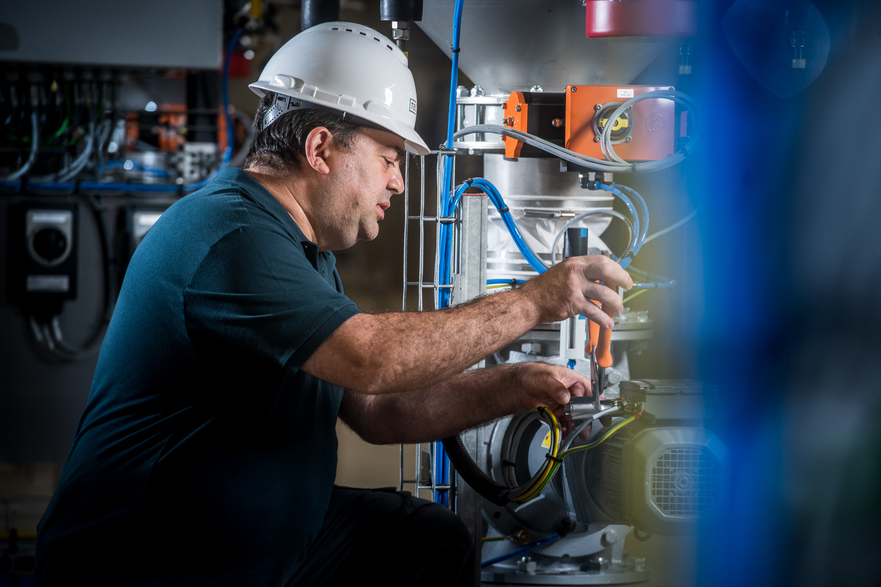 Industrial electrician Working for TecLine